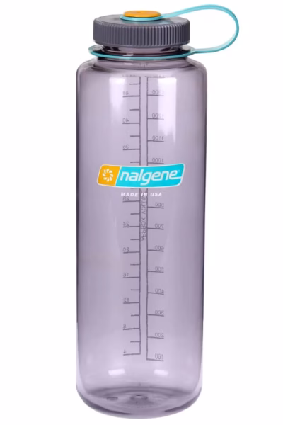 Nalgene Trinkflasche ‘WH Silo Sustain’ – 1,5 L, zu 50 % aus zertifizierten recycelten Materialien, aubergine – Gravur möglich
